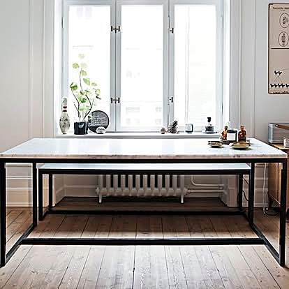 Matbord med svart stålstomme, tillverkat av Edlund Smide